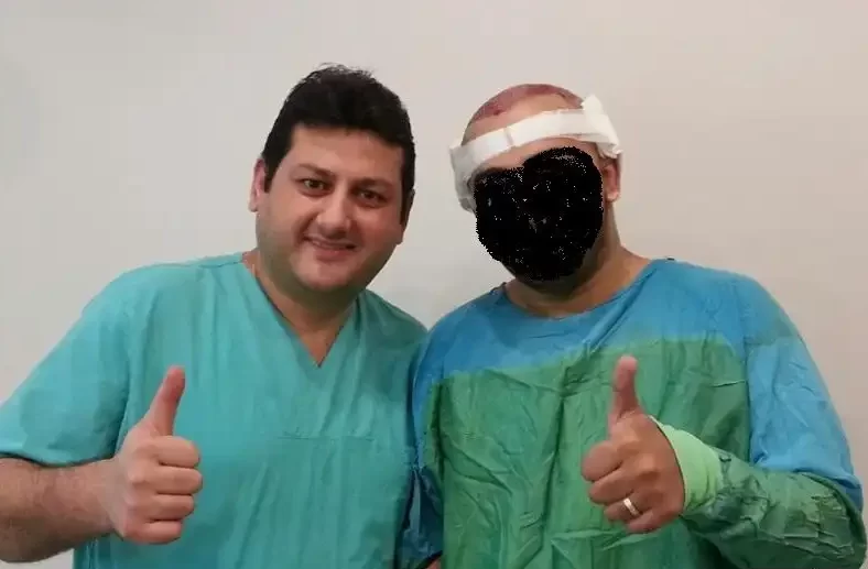 الدكتور محمد قوتشلو مع مريض يعانى من الصلع بعد إجراء عملية زراعة الشعر فى المركز الأوروبى لزراعة الشعر