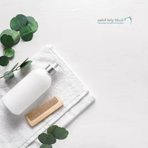 منتجات العناية بالشعر الجاف على منضدة بيضاء