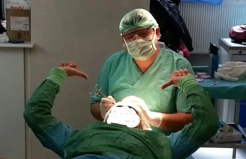 الدكتور محمد قوتشلو مع مريض يعانى من الصلع فى غرفة العمليات لإجراء عملية زراعة الشعر فى المركز الأوروبى لزراعة الشعر